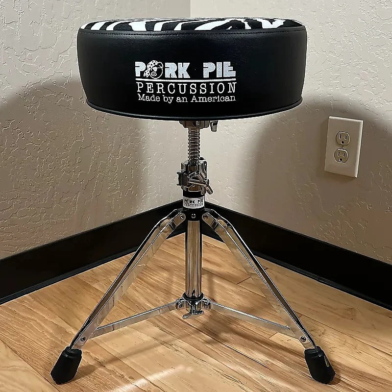 Trono redondo Pork Pie con parte superior de terciopelo de cebra y costados negros *EN STOCK*